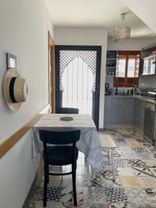 A kitchen or kitchenette at Casa Vacacional Alcazabilla