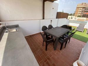 Ein Balkon oder eine Terrasse in der Unterkunft Blue Beach House ATICO CON TERRAZA