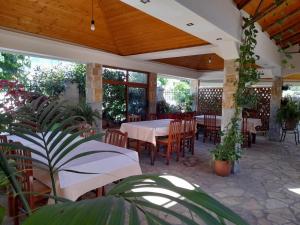 Restoran või mõni muu söögikoht majutusasutuses Bar Restorant Hotel Altini