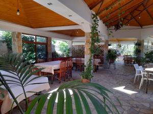Restoran või mõni muu söögikoht majutusasutuses Bar Restorant Hotel Altini