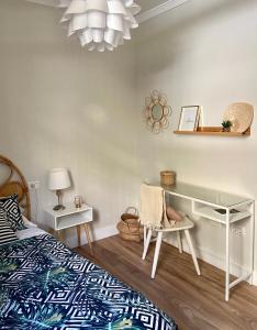 een slaapkamer met een bureau en een bed bij Flores & Campos Guest House in Santa Cruz de Tenerife