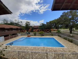 uma grande piscina azul num resort em Aconchego Na Maranduba Em Ubatuba em Ubatuba