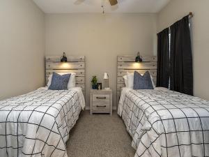 - une chambre avec 2 lits, une commode et une fenêtre dans l'établissement Just Passing Through, à Longview