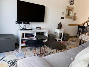 A television and/or entertainment centre at Casa Vacacional Alcazabilla