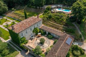 una vista aérea de una casa grande con piscina en Les Cazettes en Damiatte