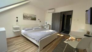 Posteľ alebo postele v izbe v ubytovaní Benevia Apartments
