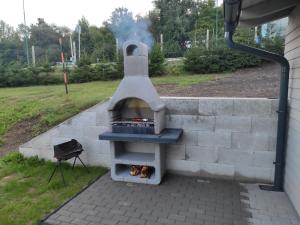 einem Pizzaofen im Freien auf einer Ziegelwand in der Unterkunft Ubytovanie na Frantšachte in Banská Štiavnica