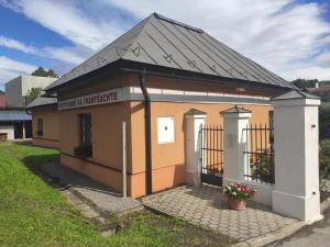 Das Gebäude in dem sich das Privatzimmer befindet