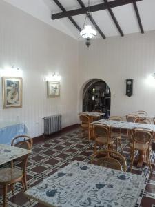 une salle à manger avec des tables et des chaises dans une pièce dans l'établissement Hosteria Pastoral & Spa, à La Cumbre
