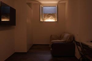 una piccola camera con sedia e finestra di Varigotti casa a 50 metri dalla spiaggia!!!! a Varigotti