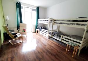 Pokój z 2 łóżkami piętrowymi i drewnianą podłogą w obiekcie Och!hostel w mieście Gdynia