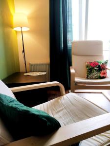 Habitación con cama, silla y mesa. en Och!hostel, en Gdynia