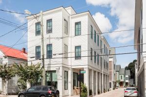 Gallery image of The Azalea Suite at 124 Spring in Charleston