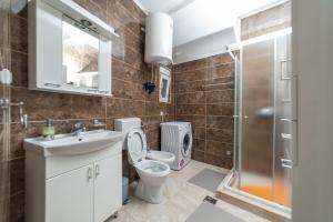 Um banheiro em Java apartments - S & J