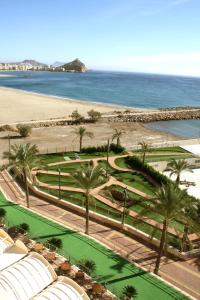 Blick auf ein Resort mit Palmen und Strand in der Unterkunft Senator Águilas in Águilas