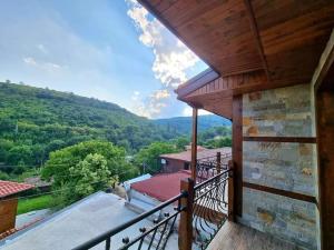 einen Balkon eines Hauses mit Aussicht in der Unterkunft Семеен Хотел Берое in Stara Sagora