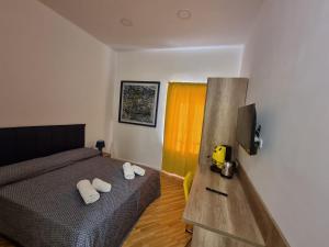Televízia a/alebo spoločenská miestnosť v ubytovaní BARBAJA SUITES IN STREET TOLEDO 205