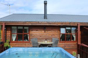 Sundlaugin á Stunning Cabin with Breathtaking Views! eða í nágrenninu