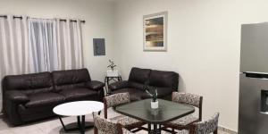 Departamento Y في لوريتو: غرفة معيشة مع أريكة وطاولة