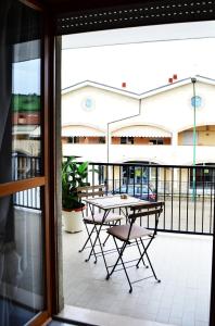 d'une terrasse avec une table et des chaises sur un balcon. dans l'établissement Sogni D'Oro - Guest House, à Pineto