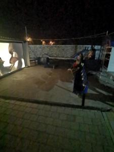 ドルジャンスカヤにあるGuest House Nadezhdaの夜のテニスをしている女