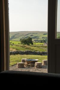 uma vista de um campo a partir de uma janela em Wild Northumberland Glamping em Hexham