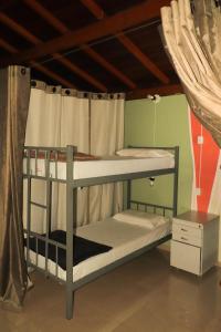 מיטה או מיטות קומותיים בחדר ב-Hostel Morada do sol Paraty