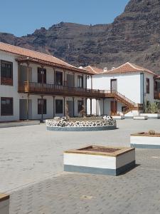 un grande edificio con una montagna sullo sfondo di Los Gigantes apartment 113, 1 bedroom ad Acantilado de los Gigantes Altre 10 foto