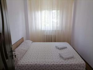 1 dormitorio con 1 cama con 2 toallas en HomeAway, en Bacău