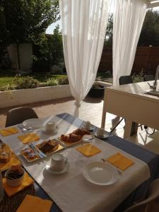 einen Tisch mit Teller mit Lebensmitteln darüber in der Unterkunft Covo del Carbonaro in Ascoli Piceno