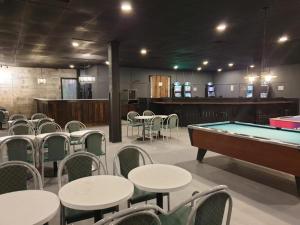 Biliár nebo kulečník v ubytování New Frontier Hotel