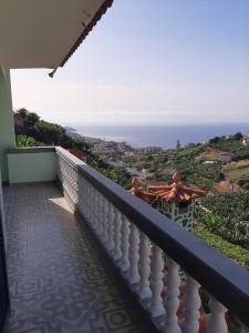 Elle comprend un balcon offrant une vue sur l'océan. dans l'établissement Casa do Terço, à Câmara de Lobos