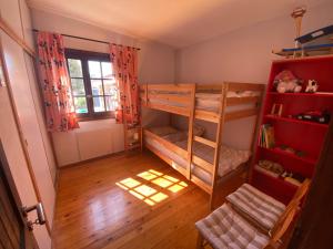 Posteľ alebo postele v izbe v ubytovaní Luxury villa with stunning panoramic sea view + 37 fotografií