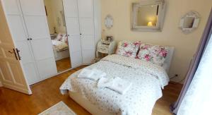 a small bedroom with a bed and a mirror at Apartament ASSER - 110 m2 komfortu in Pszczyna