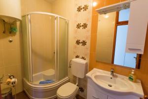 Panorama Tarik Rooms في دوبروفنيك: حمام مع دش ومرحاض ومغسلة