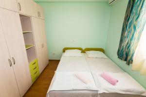 Un pat sau paturi într-o cameră la Panorama Tarik Rooms