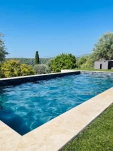una piscina en el patio de una casa en Magnifique Villa « Le Rocher de Noha »Côte d’Azur, en Vence