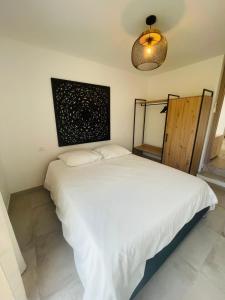 Кровать или кровати в номере Magnifique Villa « Le Rocher de Noha »Côte d’Azur