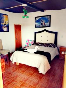 um quarto com uma cama grande e piso em madeira em Room in Guest room - Nice Quadruple Cabin Equipped And Very Central em Zacatlán