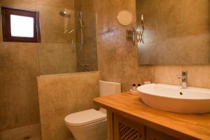 A bathroom at Horizonte Seafront Suites