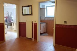 a bathroom with a toilet and a sink and a mirror at 2 Zimmer-Einliegerwohnung am Flughafen Schönefeld in Berlin