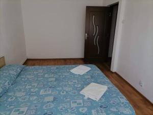 1 dormitorio con 1 cama con 2 toallas en HomeAway, en Bacău