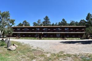 eine Außenansicht eines Gebäudes in der Unterkunft Estes Lake Lodge in Estes Park