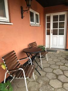 twee stoelen en een tafel voor een huis bij Storkereden in Tjele