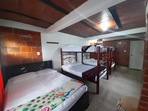 1 Schlafzimmer mit 2 Etagenbetten in einem Zimmer in der Unterkunft FINCA CORENAS in La Cumbre