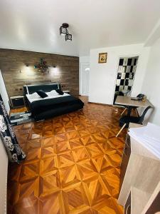una camera con letto e pavimento in legno di Dry Valley a Câmpulung Moldovenesc