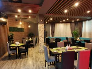 a restaurant with tables and chairs in a room at Dry Valley in Câmpulung Moldovenesc