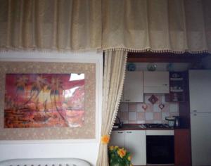a kitchen with a table and a window in a room at A casa di Sissy in Carrao