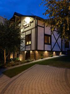 a house with a brick driveway in front of it at Domek u Julii in Szczawnica