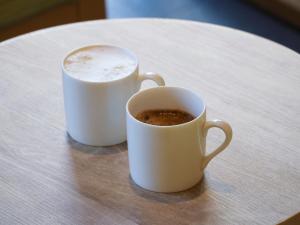 Příslušenství pro přípravu čaje a kávy v ubytování Far East Village Hotel Yokohama